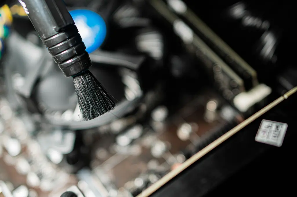 Nettoyage d’une carte mère à l’aide d’un pinceau.